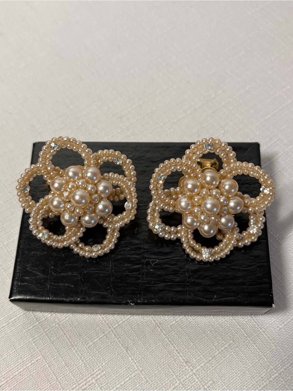 Vintage Elegant Cream Faux Pearl Floral Clip-On Earrings. Amazing!